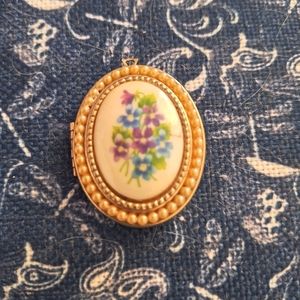 🍁Last price drop 🍁Avon Vintage Locket